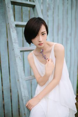 小保姆在厨房做饭